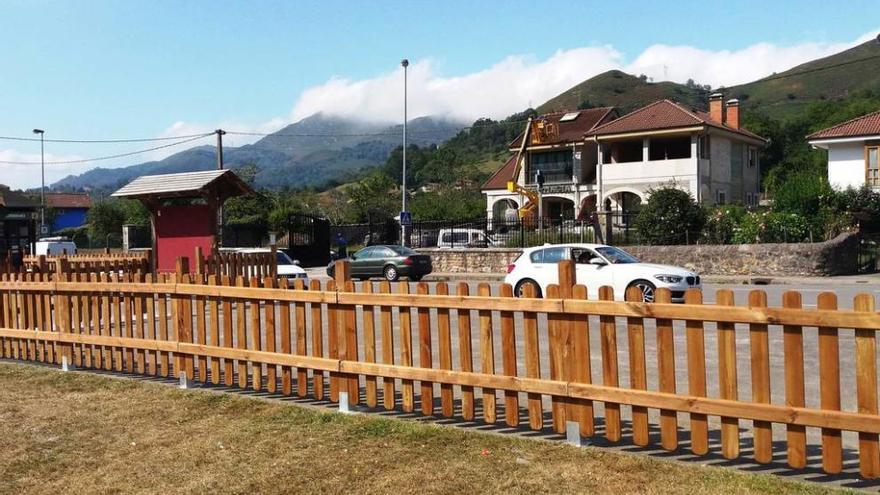 Onís coloca vallas en el parque infantil de Benia