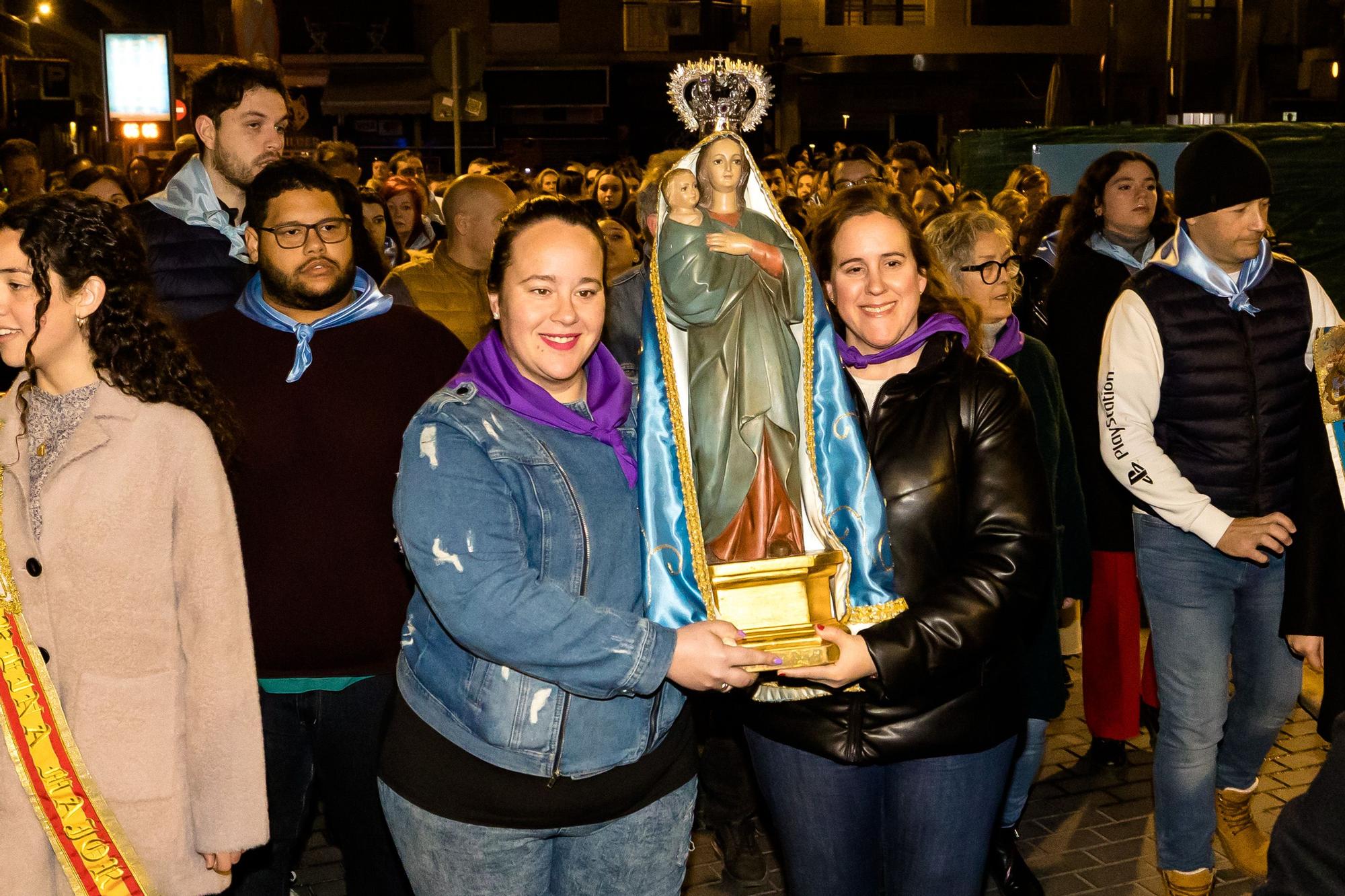 Devoción en Benidorm en la procesión de L'Alba