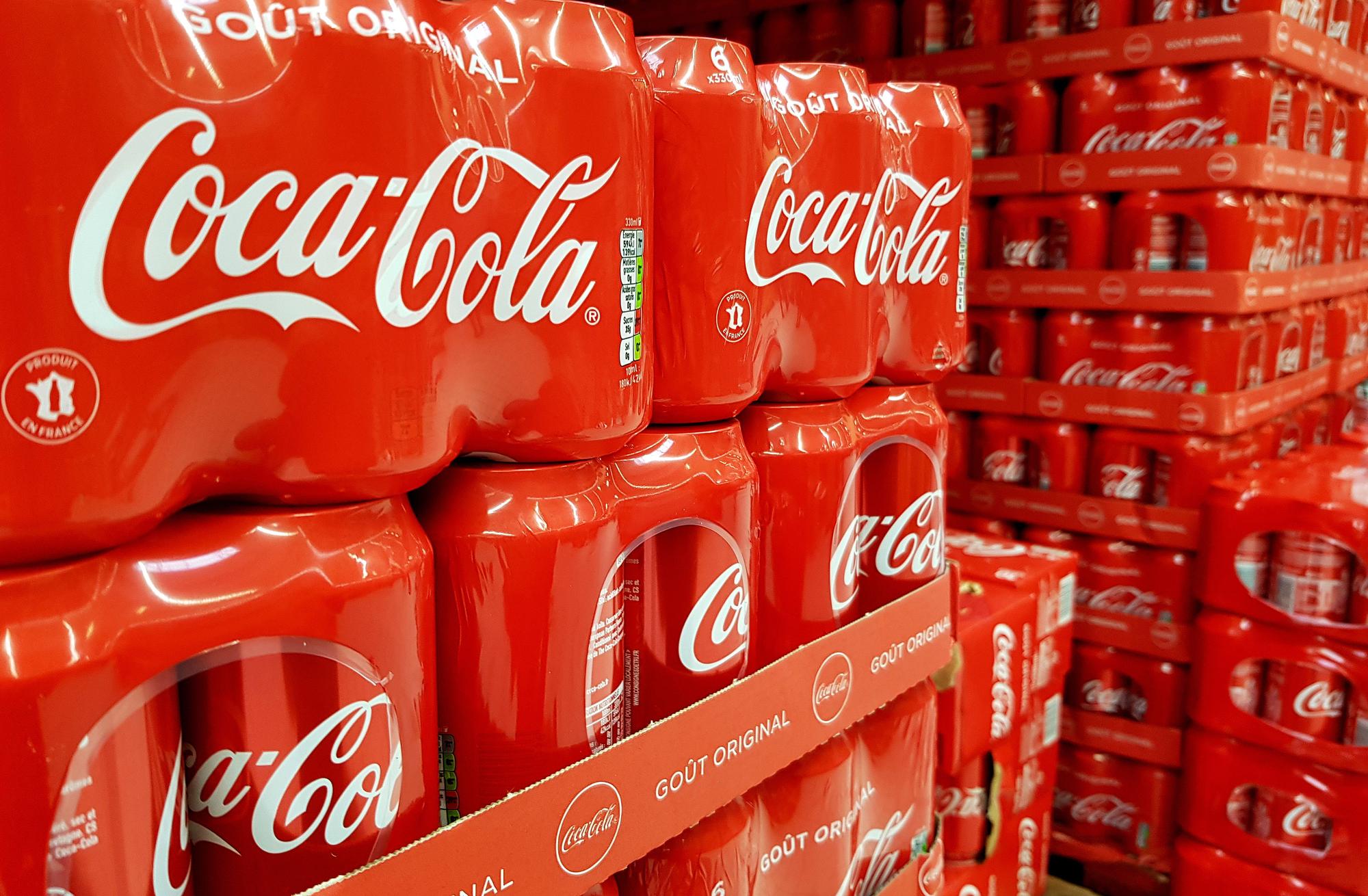 Latas de Coca-Cola en el supermercado.