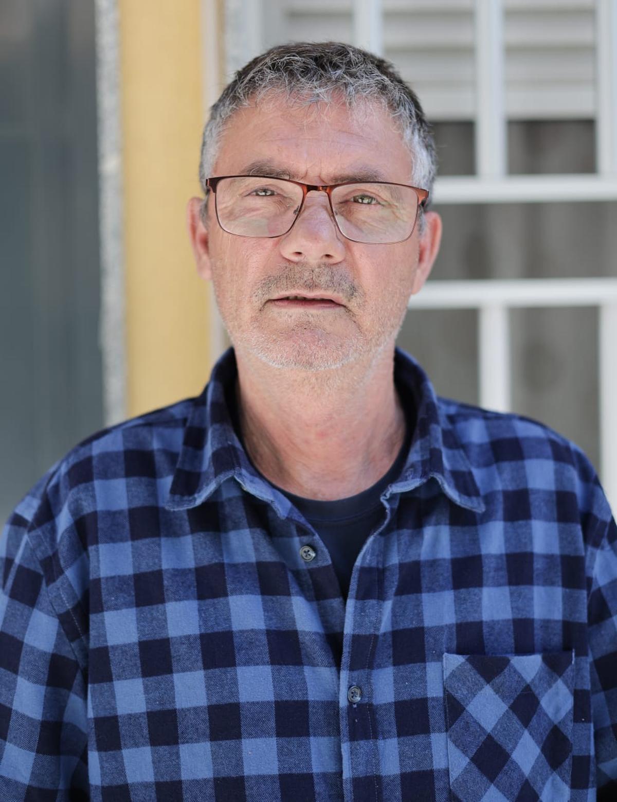 José Luis González a la puerta de su casa en la Ronda d'Espanya de Sueca.