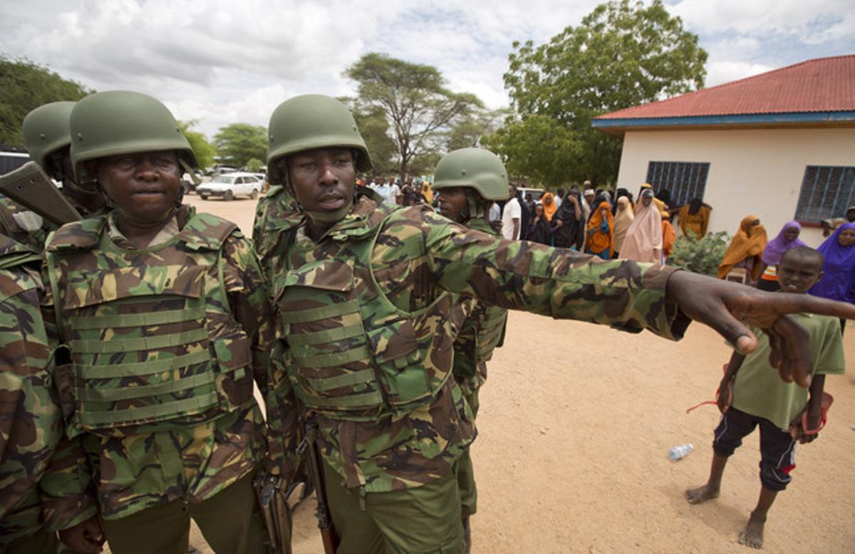 Soldats kenyans arriben al lloc de la matança.