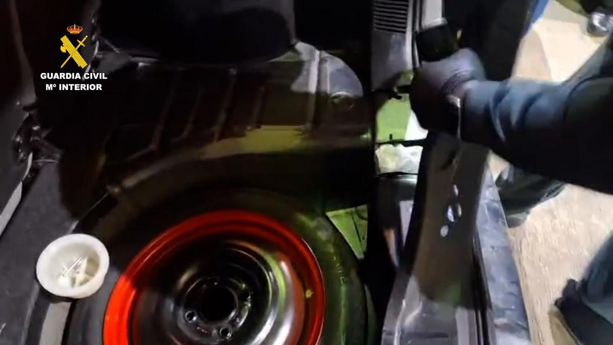 Imagen de la actuación de la Guardia Civil en el puerto de Melilla con el vehículo.