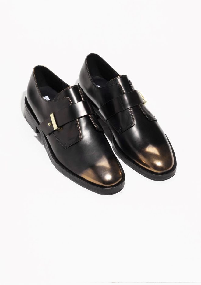 Zapatos de cuero con punta dorada, &Other Stories (135€)