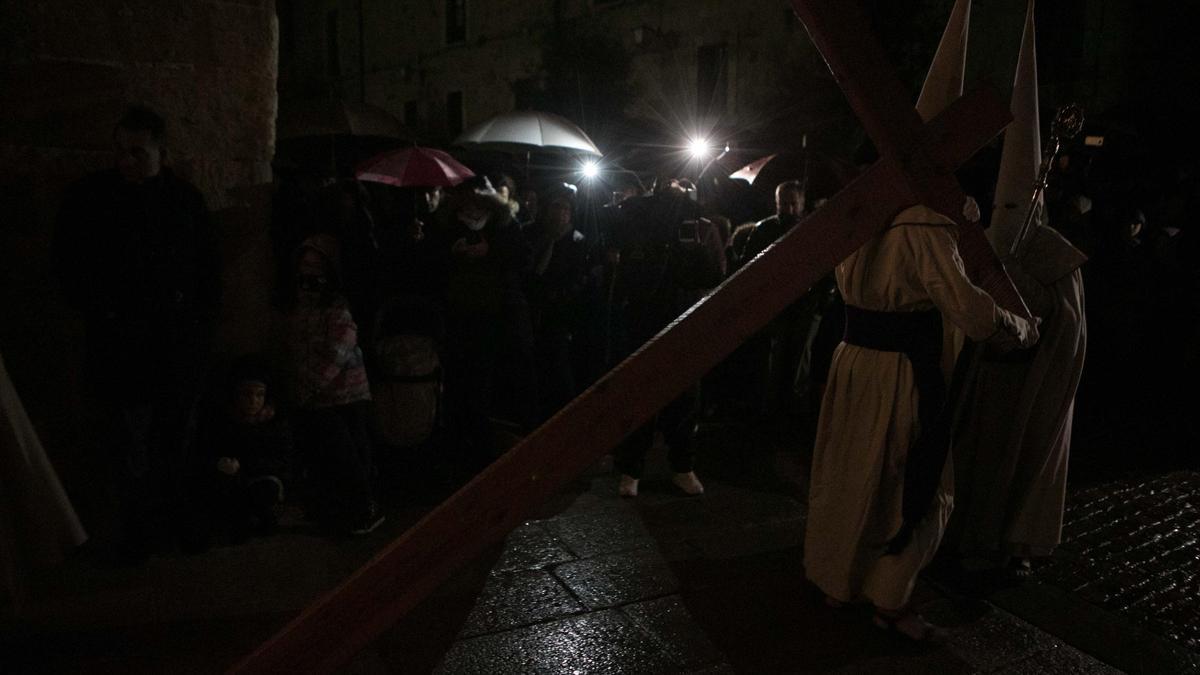 Procesión del Yacente en un día de lluvia