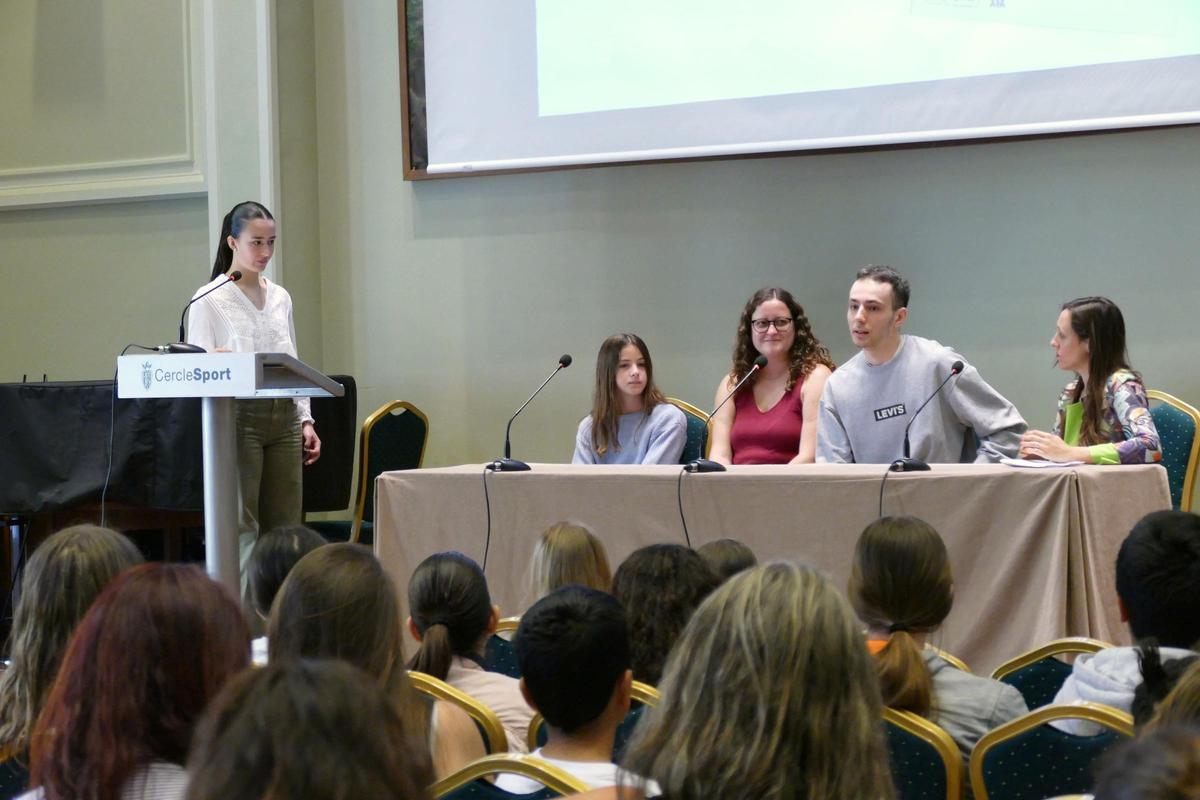 La taula rodona conduïda per Bruna Comamala i amb la participació de Clàudia Montaner, Anaïs Pous, Pau Gratacós i Mar Casas