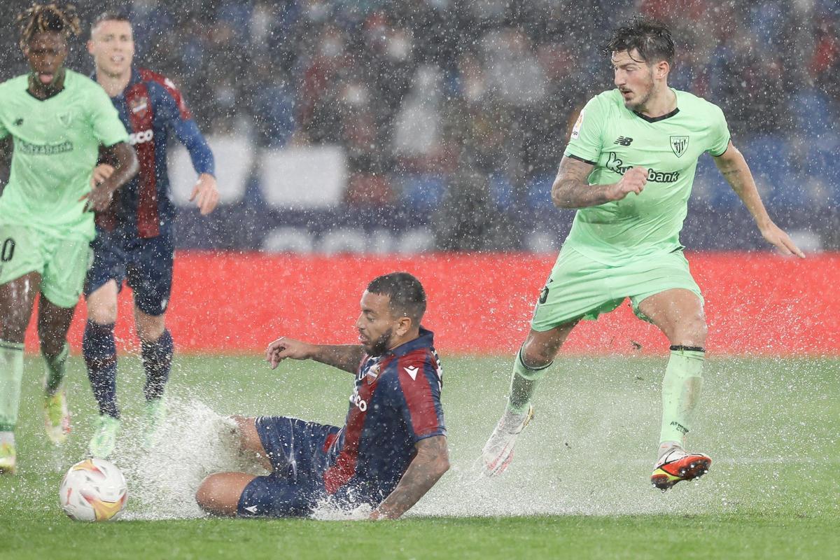 La lluvia dejó el terreno de juego impracticable.