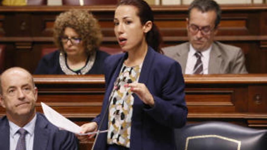 Patricia Hernández, en el Parlamento de Canarias.