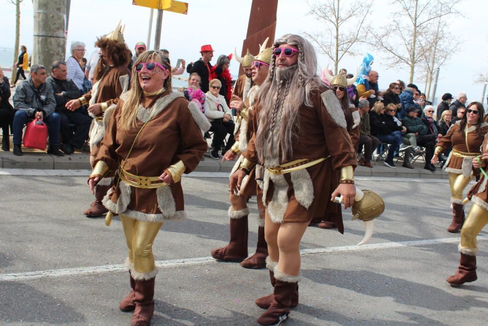 Roses viu un carnaval pletòric de gent i bon temps