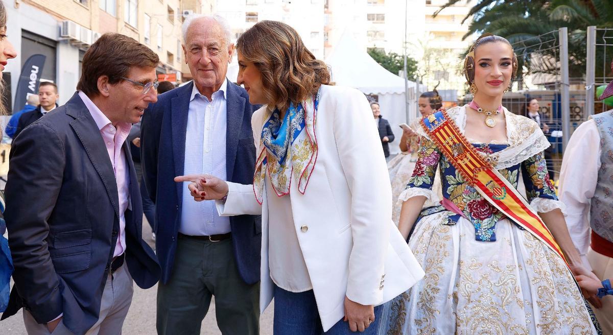 José Luis Martínez Almeida visita "la falla más larga del mundo" José Luis Martínez Almeida visita "la falla más larga del mundo"
