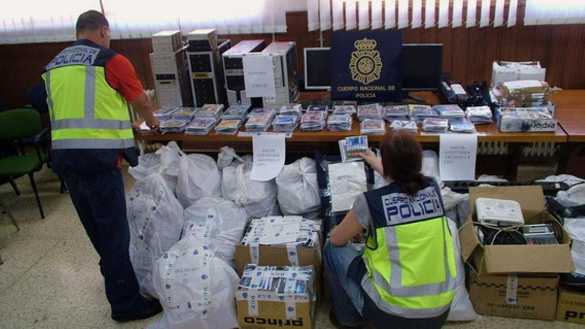 La policía confisca el material a doce personas detenidas en Barcelona, Hospitalet de Llobregat y Montacada i Reixac.
