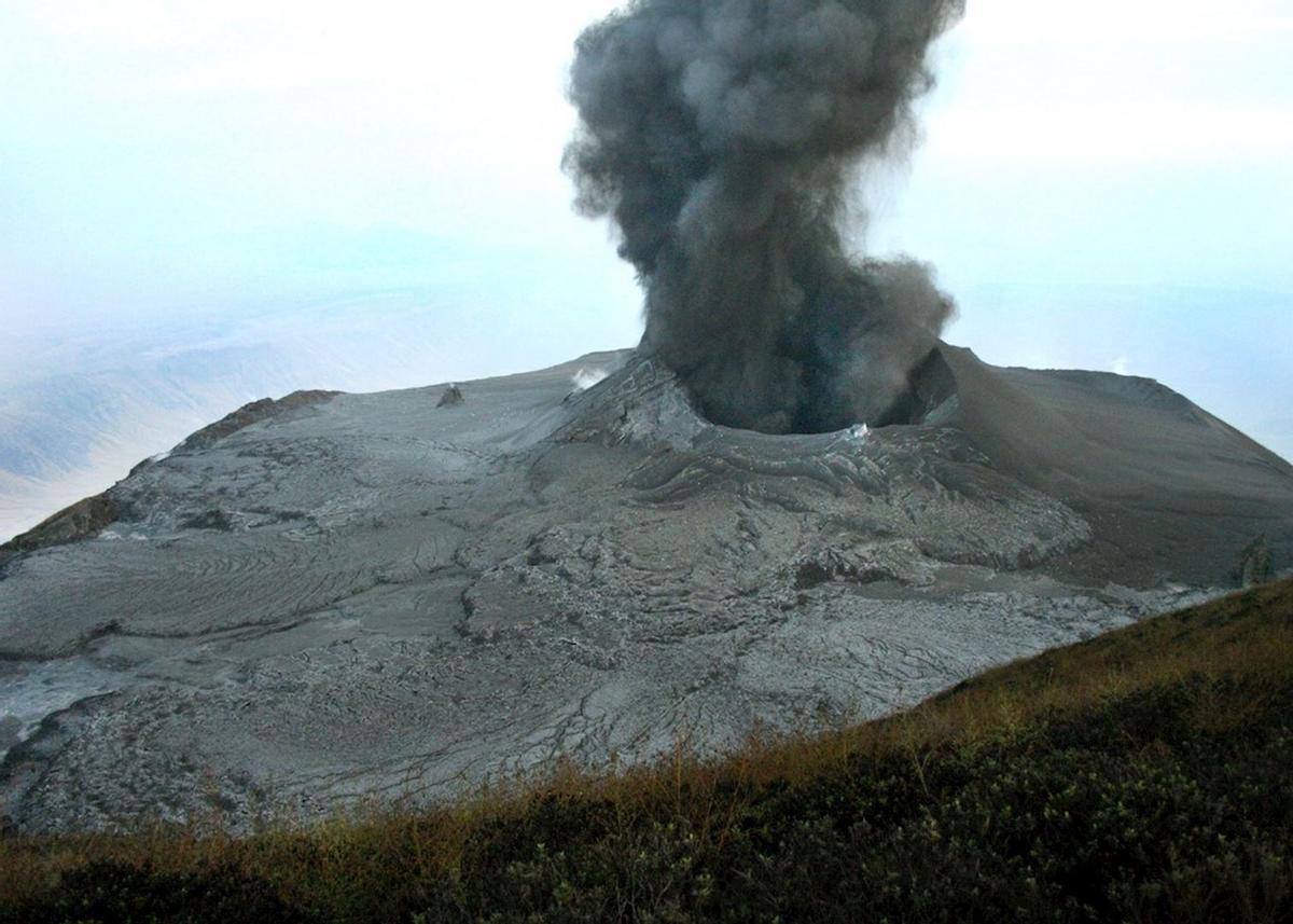 El volcán, en erupción