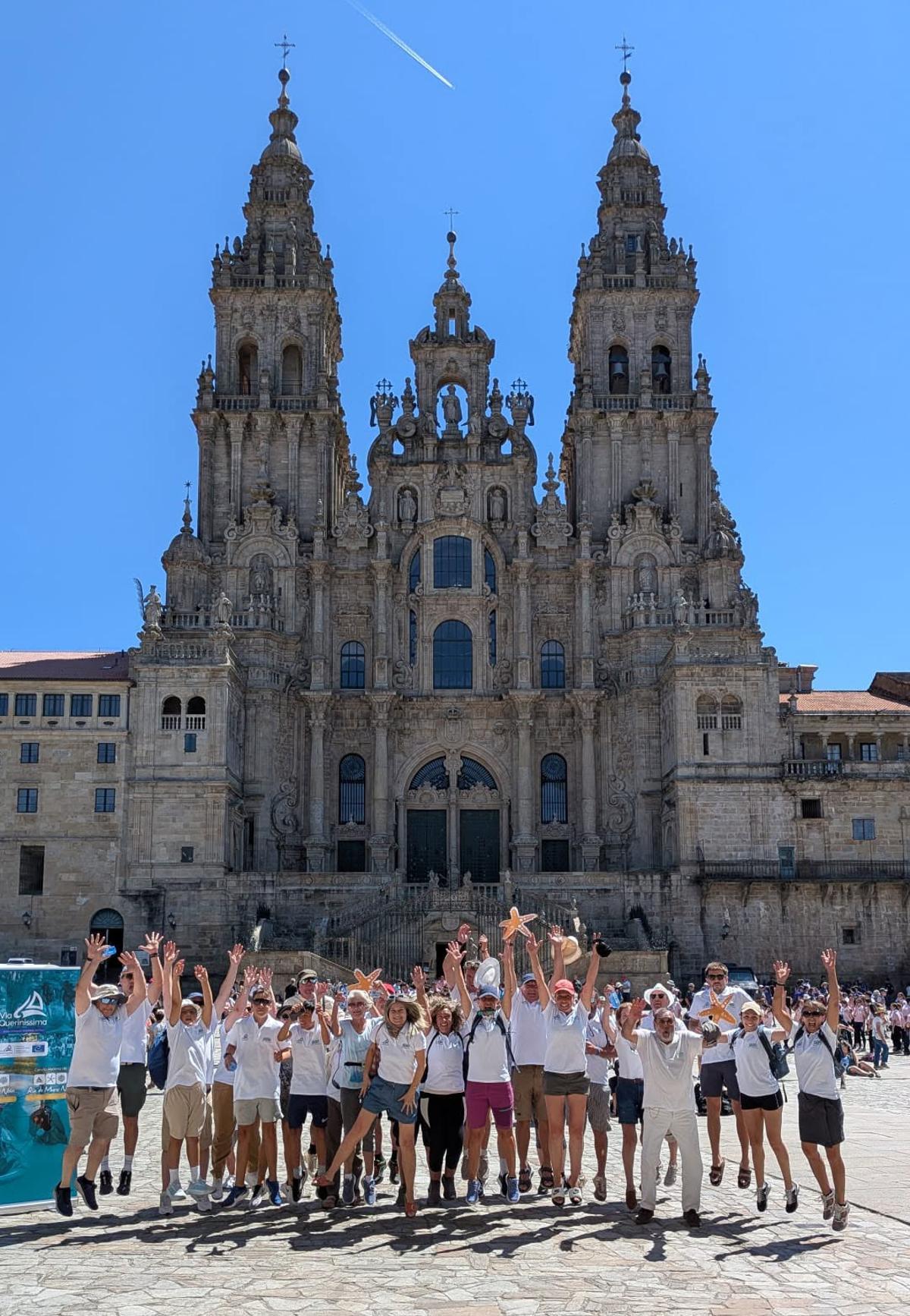 Peregrinos de la VI Ruta Rías Baixas tras completar la peregrinación en Santiago.
