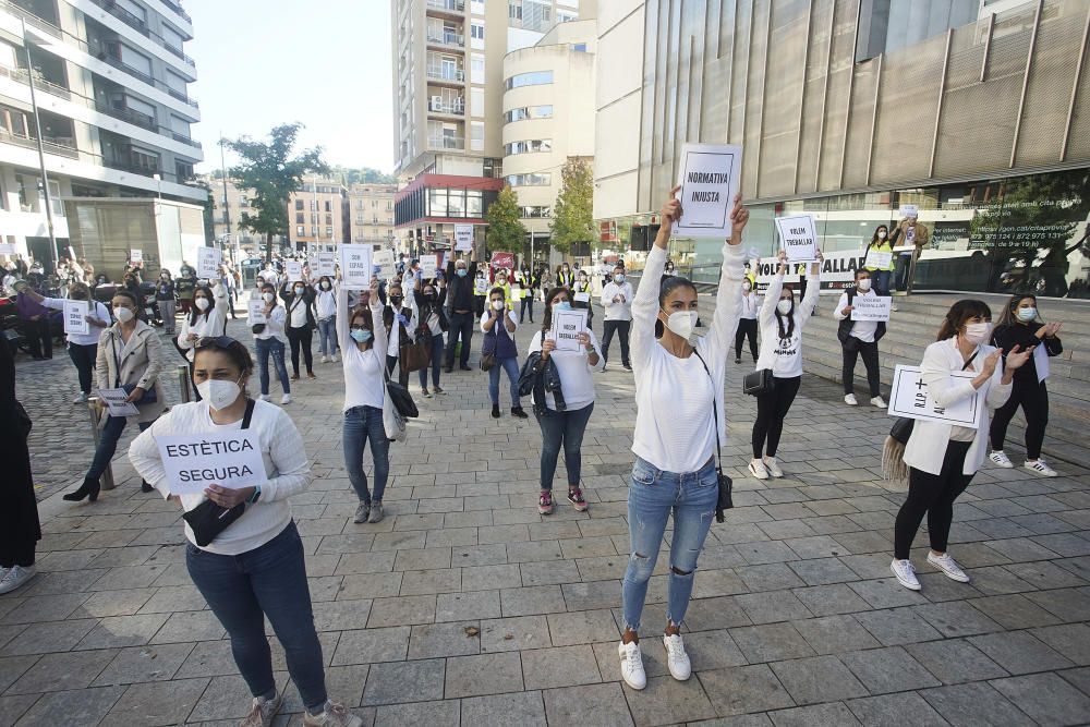 L''hostaleria i l''estètica gironines surten al carrer per protestar contra el tancament