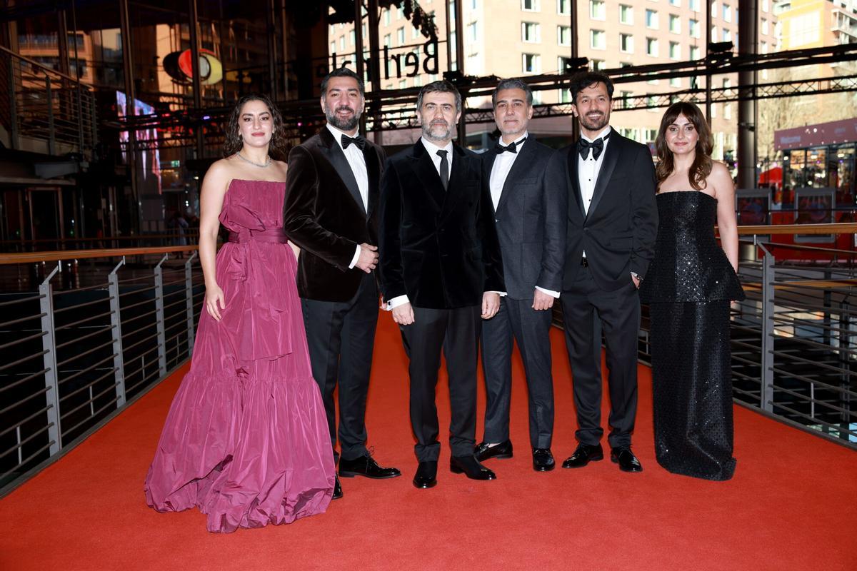 El director de 'Salvation' Emin Alper (tercero por la izquierda) junto a parte del equipo de la película, este domingo, en la Berlinale.
