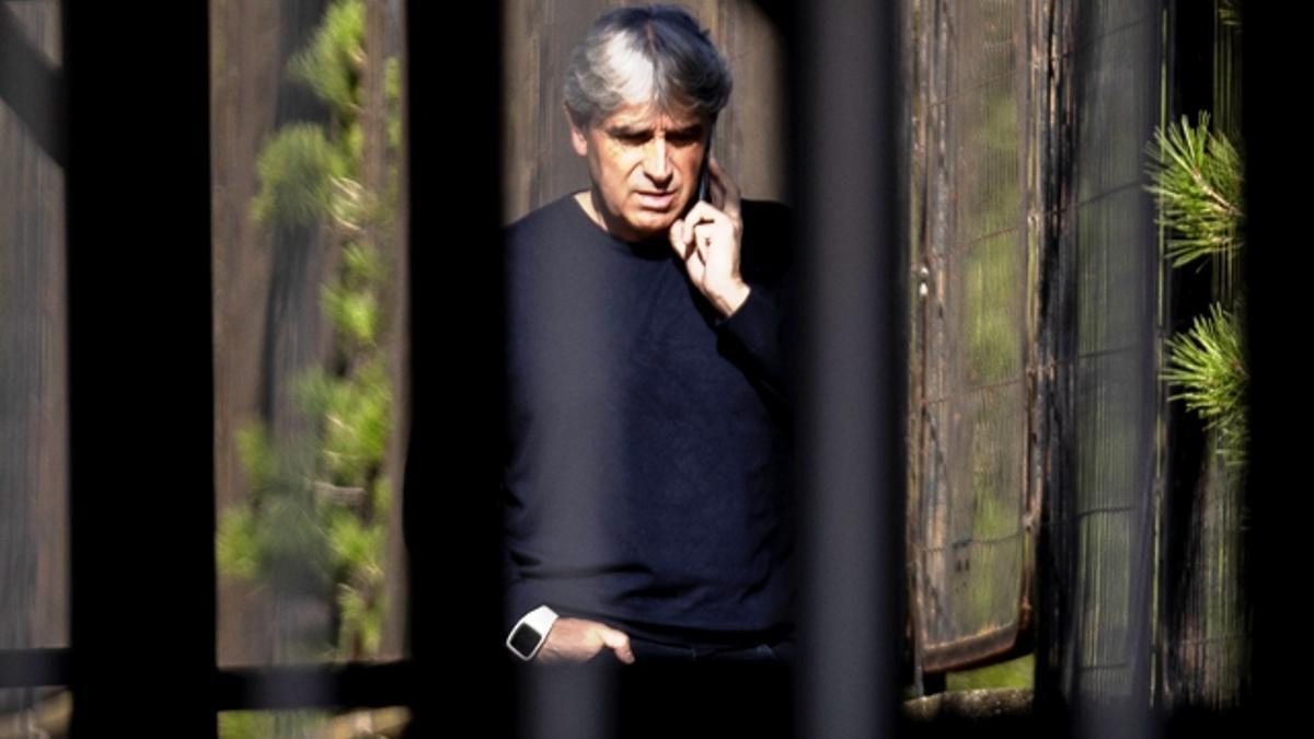 Txema Indias, director deportivo del Real Zaragoza, habla por teléfono.