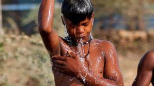 Un home es refresca a l’Índia. | AMIT DAVE / REUTERS