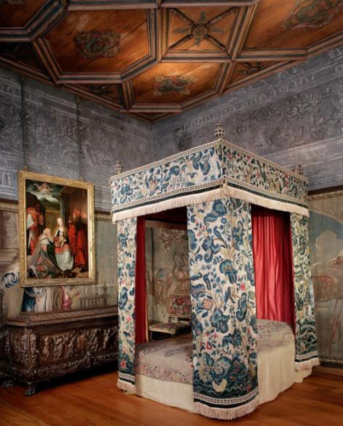 Imagen de la habitación de María Estuardo, primera de Escocia, en el Palacio de Holyroodhouse. El techo contiene las iniciales de sus padres, Jacobo V y María de Guisa