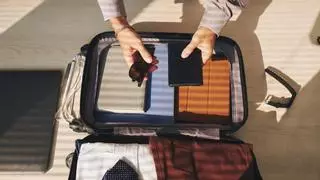 Cómo guardar una americana en la maleta sin que se arrugue