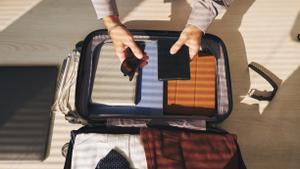 La americana es uno de los elementos más problemáticos a la hora de hacer una maleta. 