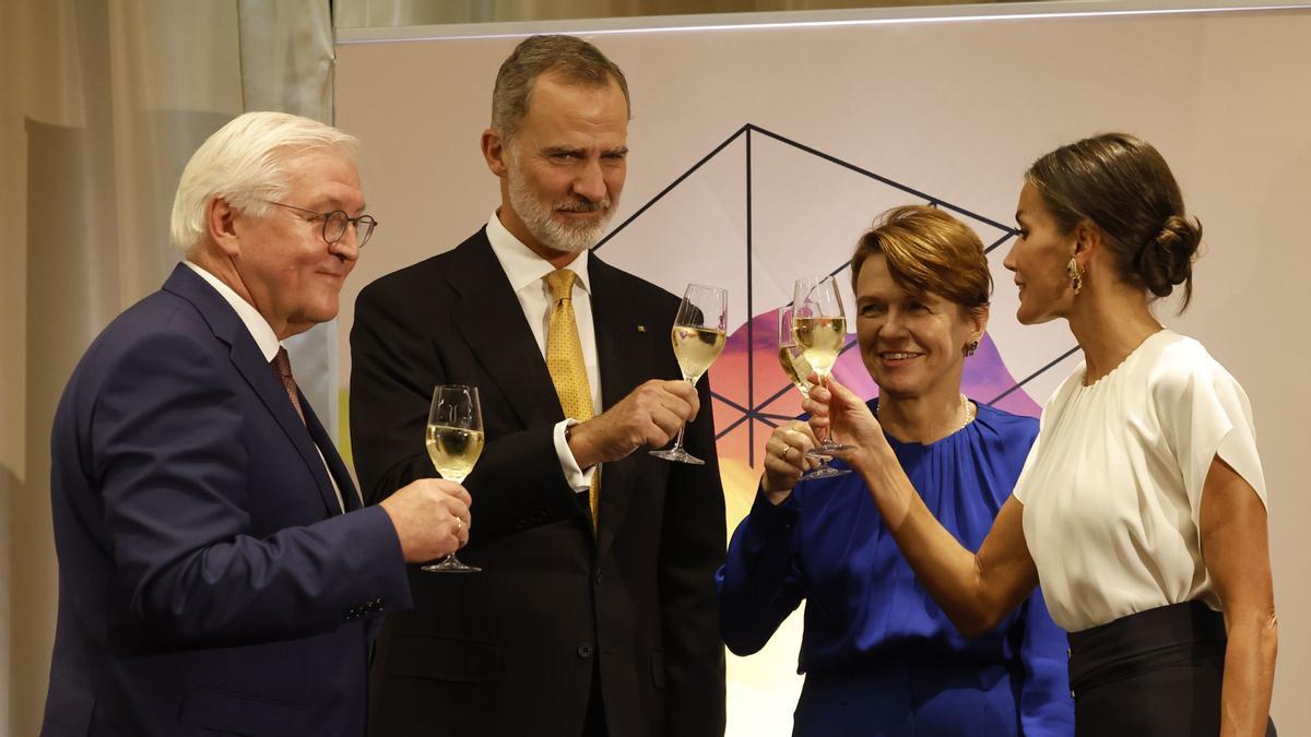 FRÁNCFORT (ALEMANIA), 18/10/2022.- Los reyes Felipe VI (2i) y Letizia (d), acompañados por el presidente de la República Alemana, Frank-Walter Steinmeier (i), y su mujer, Elke Büdenbender (2d), brindan durante la inauguración de la Feria de Libro de Fráncfort, Alemania, este martes. EFE/ Juanjo Martín