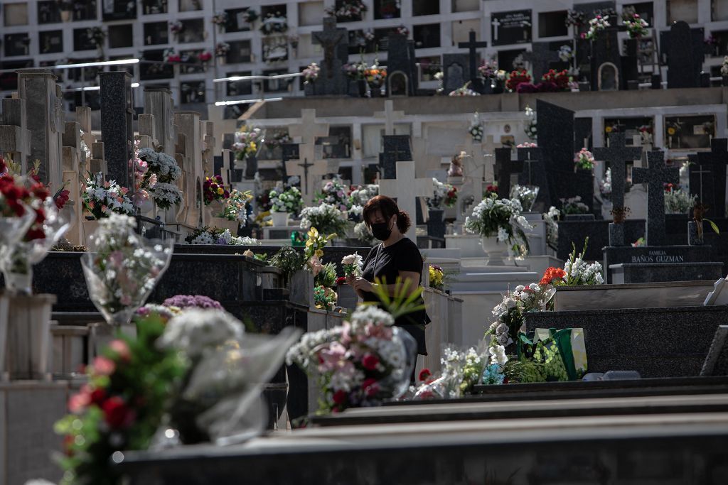 Víspera del día de Todos los Santos en el cementerio de Los Remedios de Cartagena