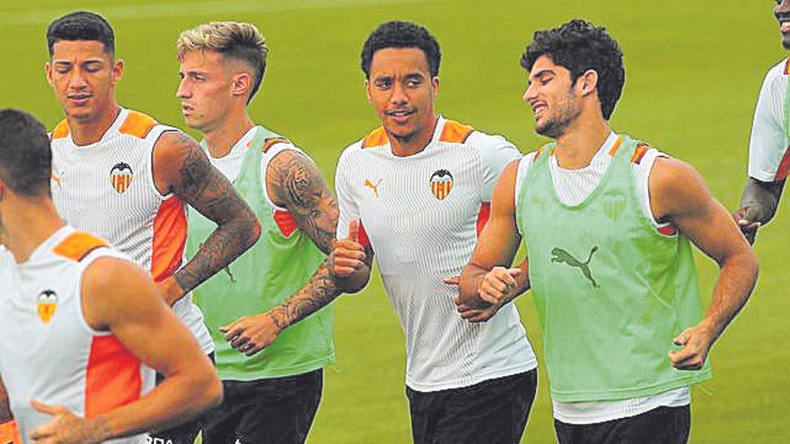 Los jugadores del Valencia, en el último entrenamiento previo al choque en Cádiz.