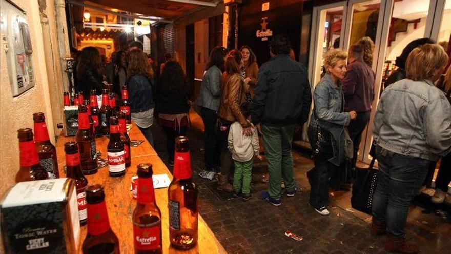 Ayuntamiento y tascas recurren al Supremo el veto al alcohol en la calle