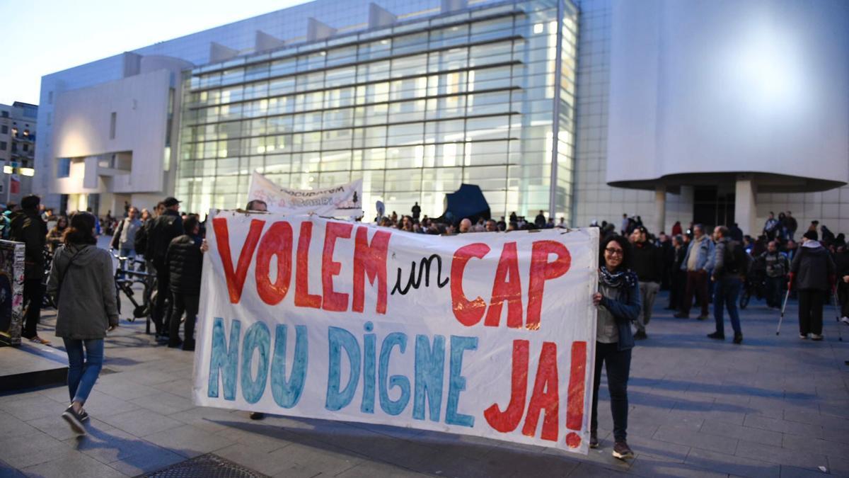 Vecinos del Raval protestan en defensa del CAP prometido, en abril del 2019.