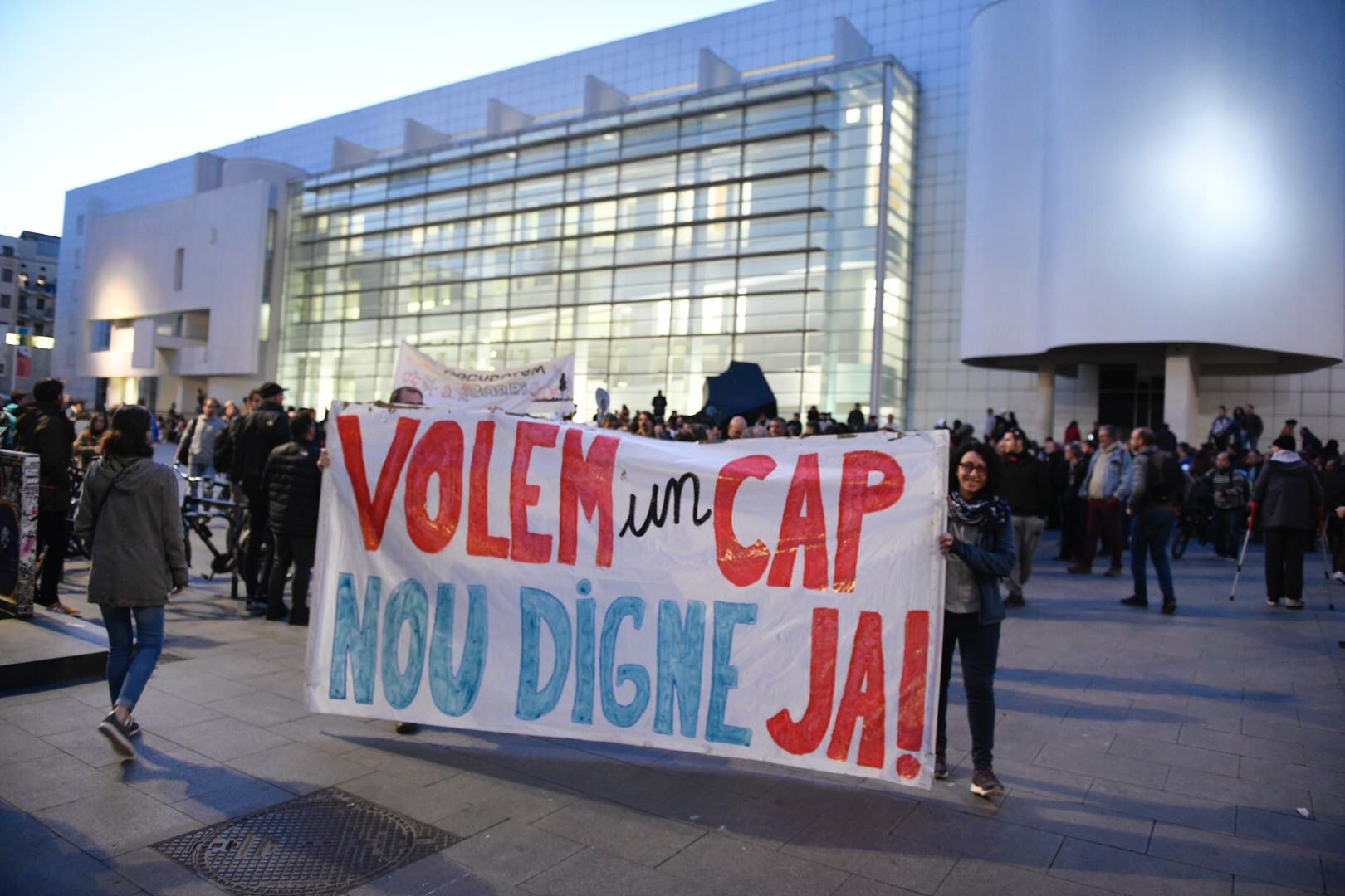 Vecinos del Raval protestan en defensa del CAP prometido, en abril del 2019.