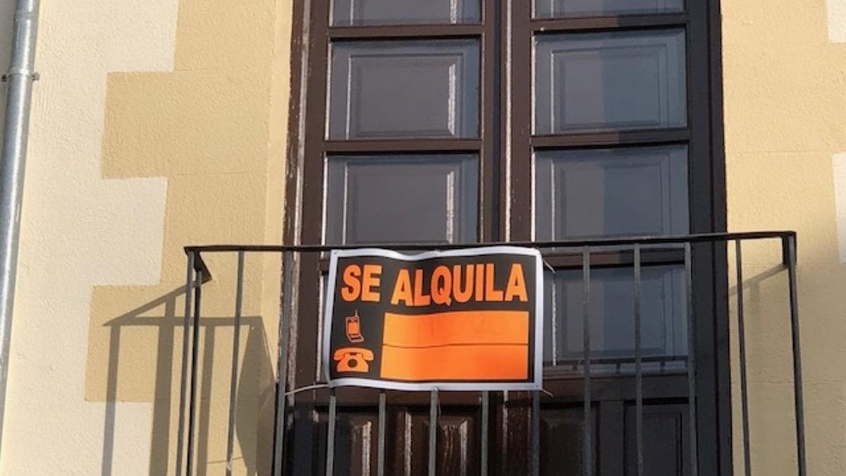 Cartel de &quot;se alquila&quot; en un inmueble.