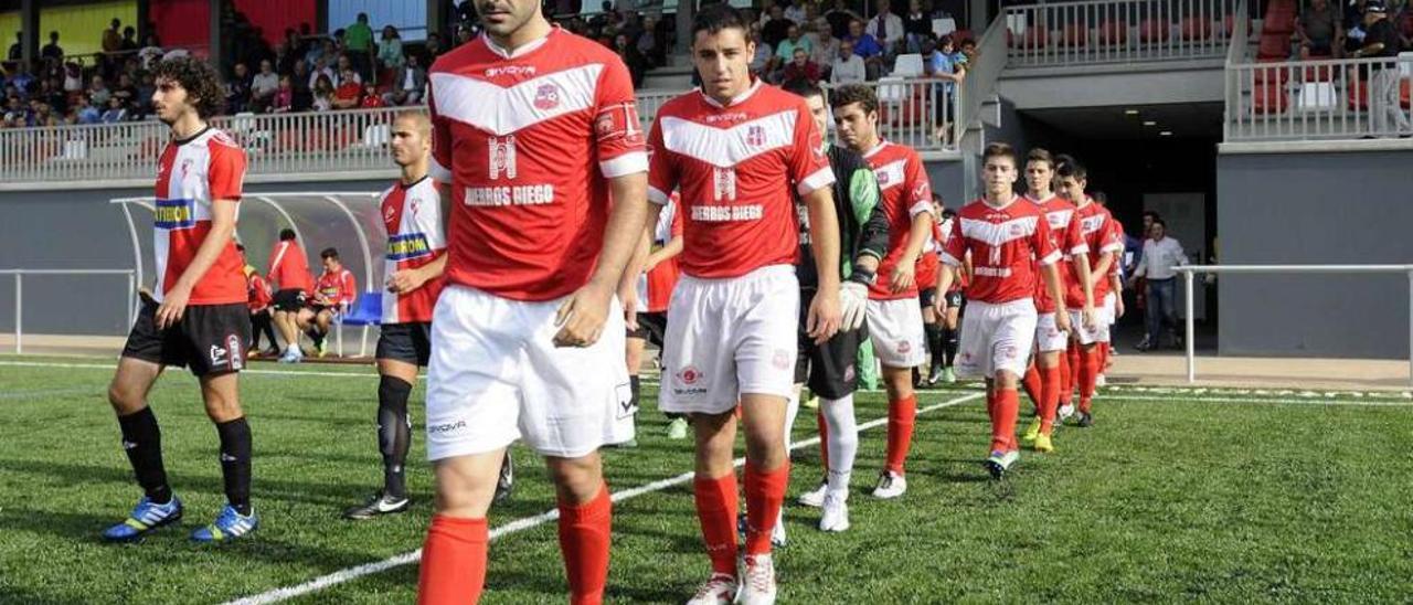 Los jugadores del Estradense salen al campo en el primer partido disputado en el Estadio Municipal da Estrada.