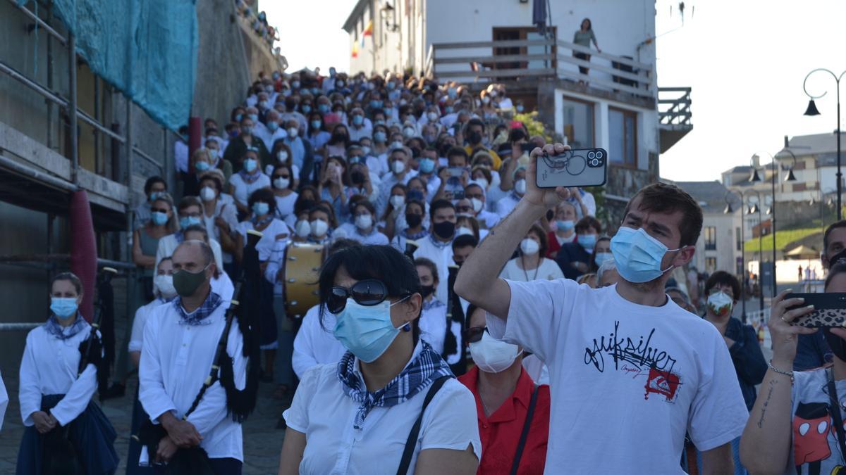 Numerosos tapiegos y allegados siguieron la procesión mañanera del Carmen.