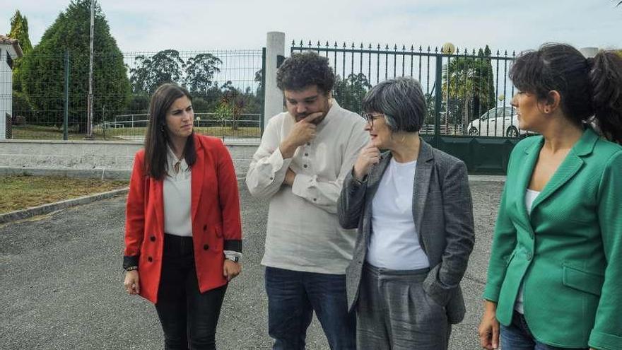 Representantes socialistas acudieron ayer a la depuradora de Os Pasales en Meaño. // Iñaki Abella