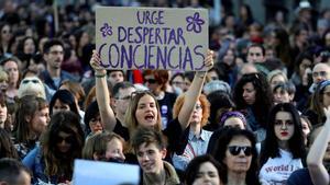 Participantes de la manifestación feminista en repulsa de la sentencia de la violación grupal de los sanfermines.