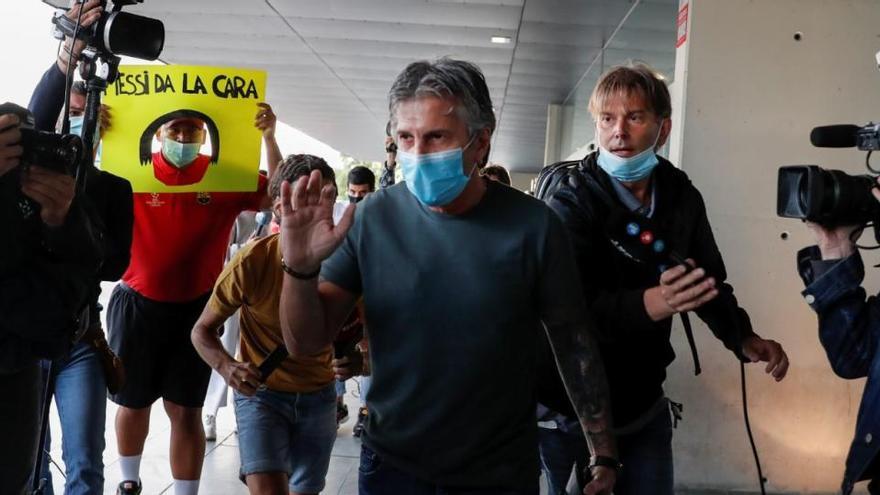 Jorge Messi sortint de l&#039;aeroport del Prat, aquest dimecres |