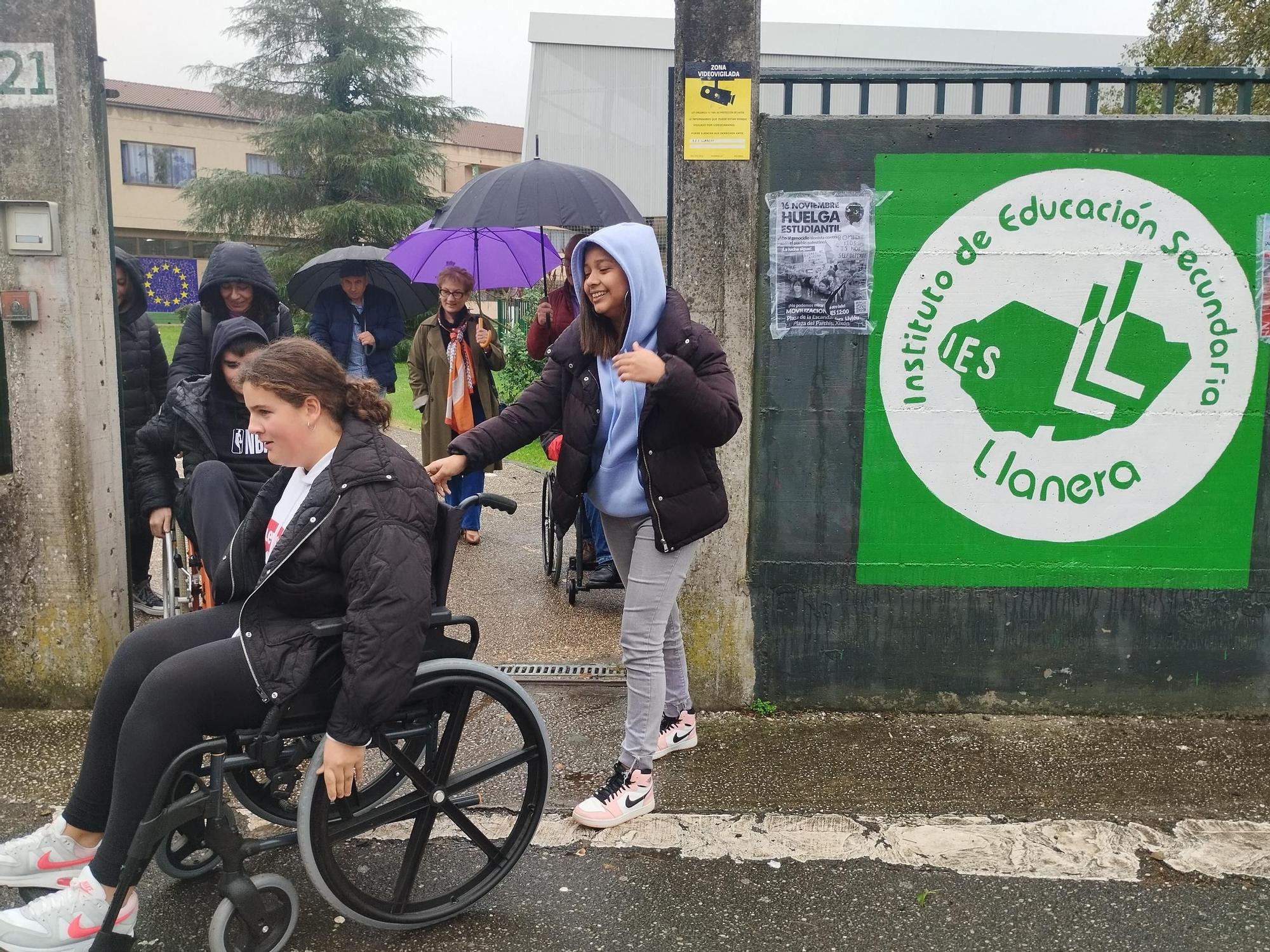 Así fue el paseo en silla de ruedas de los estudiantes del IES de Llanera