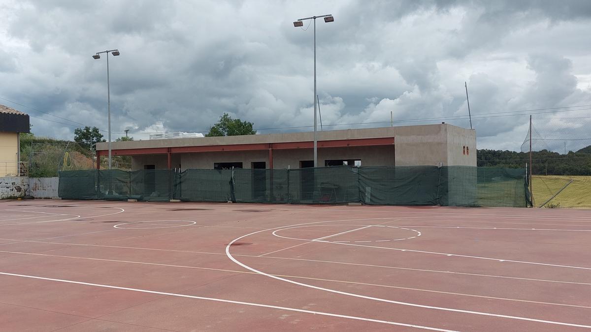 Els nous vestidors en construcció, al costat de la pista poliesportiva de Lladurs