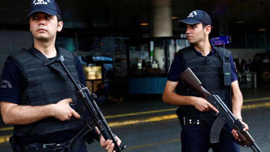 Agentes turcos hacen guardia en el aeropuerto Atatürk