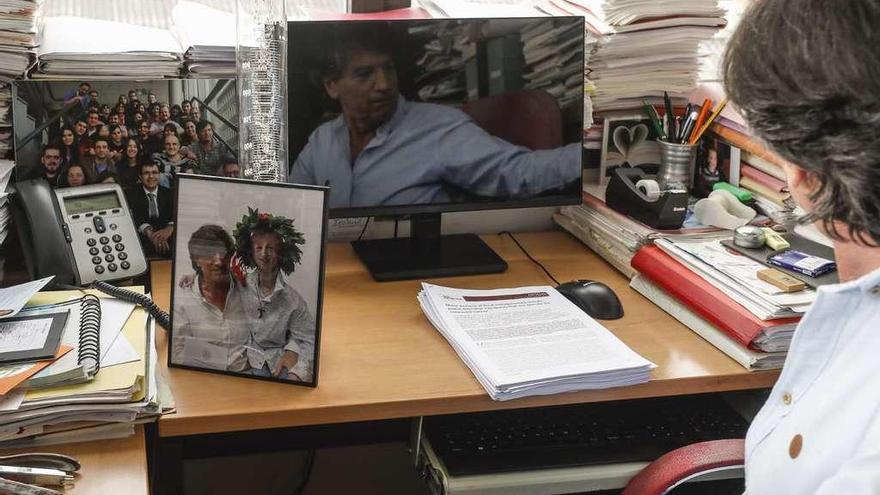 Carlos López Otín, en su despacho de la Universidad. En la mesa, una foto de Otín con Sammy Basso, enfermo de progeria y coautor de una investigación con el catedrático asturiano.