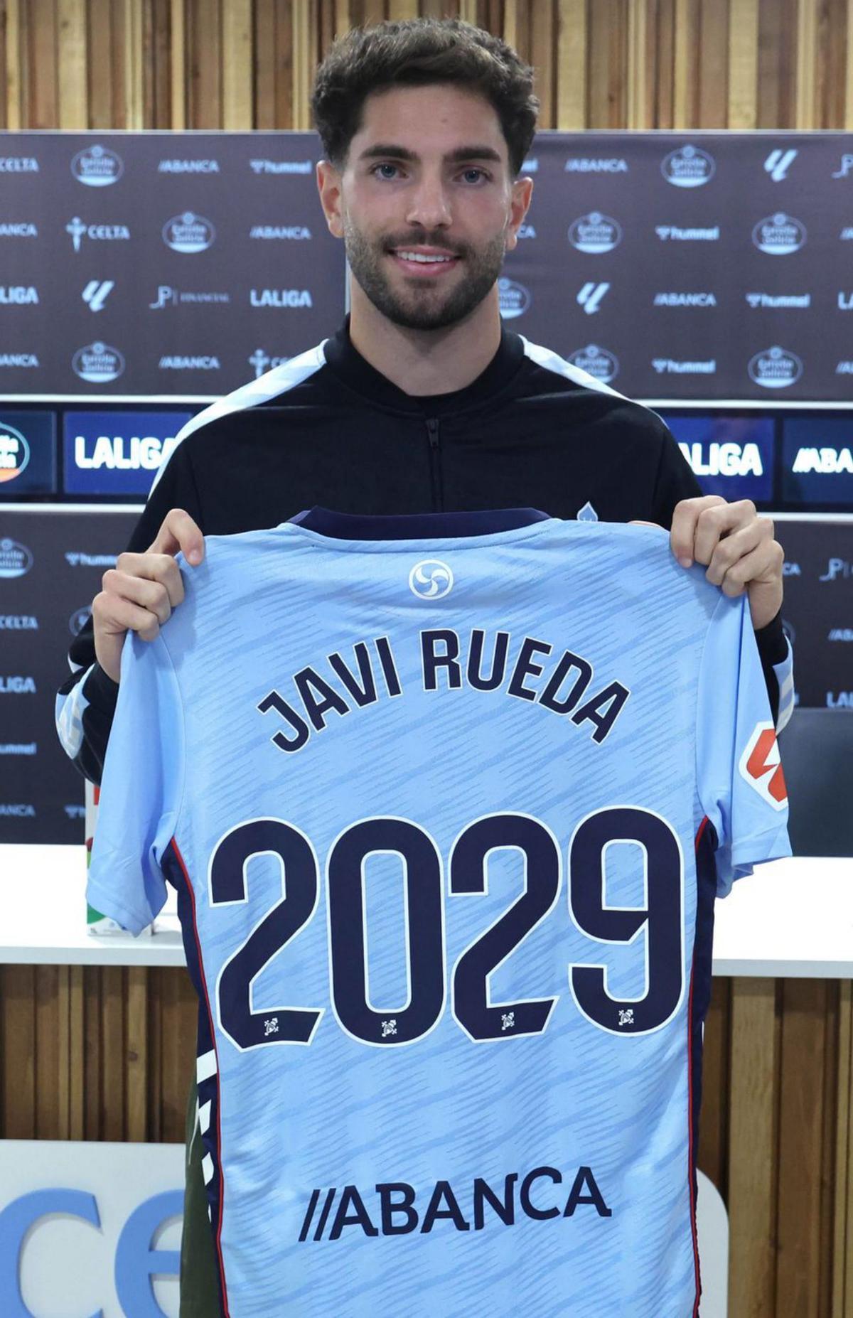 Rueda, con la camiseta de la fecha del nuevo contrato. | |