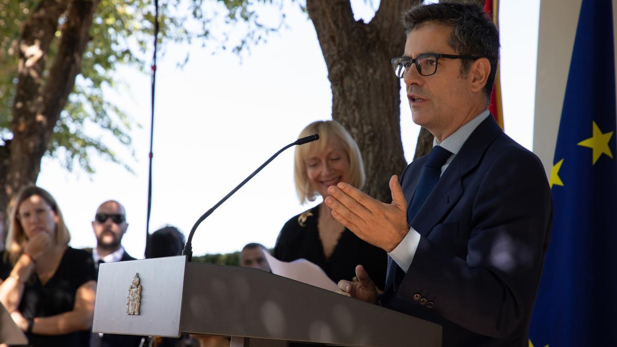 El ministro en funciones de la Presidencia, Relaciones con las Cortes y Memoria Democrática, Félix Bolaños, asiste al acto solemne de entrega de restos de las víctimas de la Guerra Civil y el Franquismo de Pajares de Adaja y Navalmoral de la Sierra.