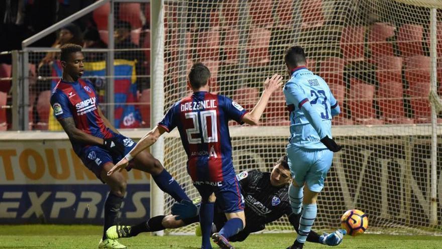 El Huesca claudica frente a un gran líder y sus errores defensivos (0-2)