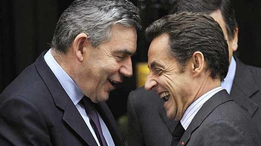 Gordon Brown y Nicolas Sarkozy se saludan en presencia del presidente de la Comisión Europea, Durao Barroso