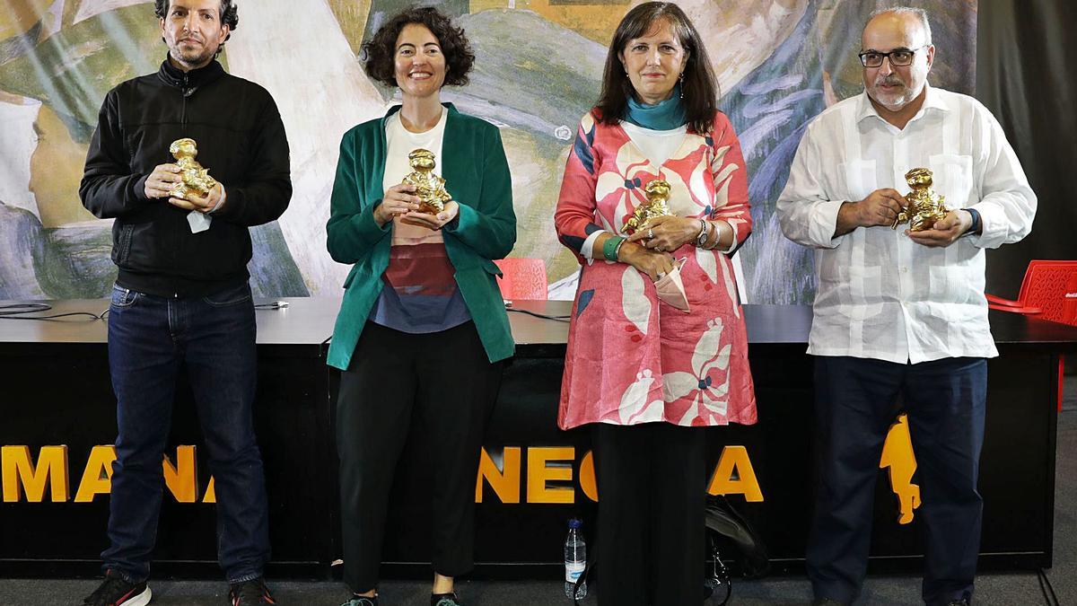 Por la izquierda, los premiados Miguel Ángel Oeste, Lucía Núñez, Claudia Piñeiro y Enric Juliana, ayer, en Gijón.