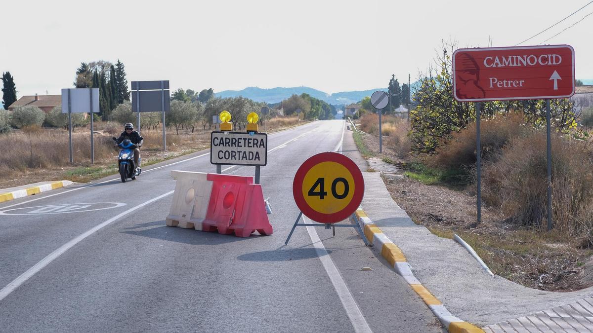 La carretera de La Torreta de Elda está cortada en el casco urbano de Sax.