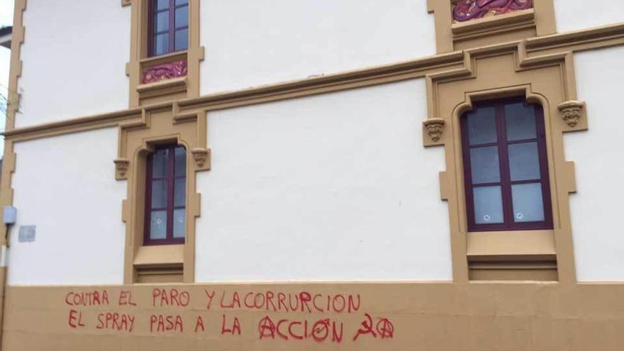 Aparecen pintadas con amenazas de muerte contra un político de Piloña