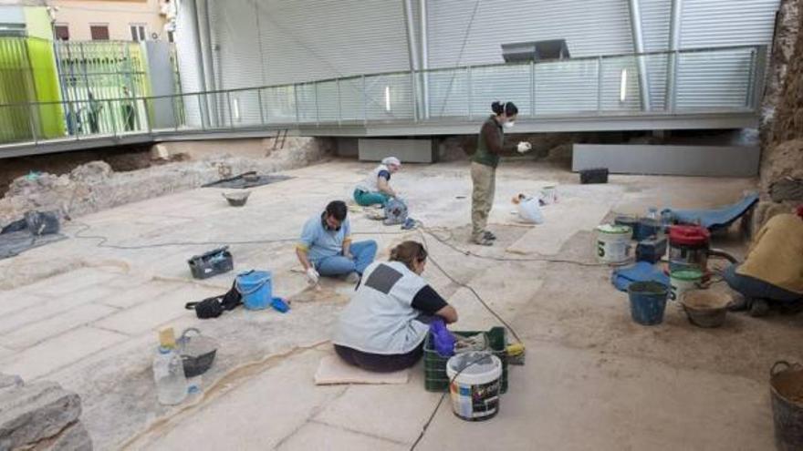 Arqueólogos y técnicos trabajando en las excavaciones del Barrio del Foro Romano.