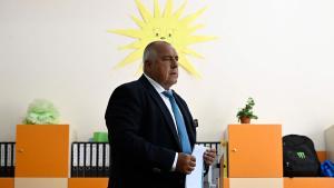 El exprimer ministro búlgaro, Boiko Borisov, asiste a votar en las elecciones generales y europeas.