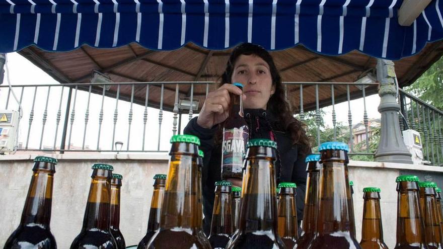 Vanessa Rodríguez, con una de sus cervezas ecológicas Asgaya.