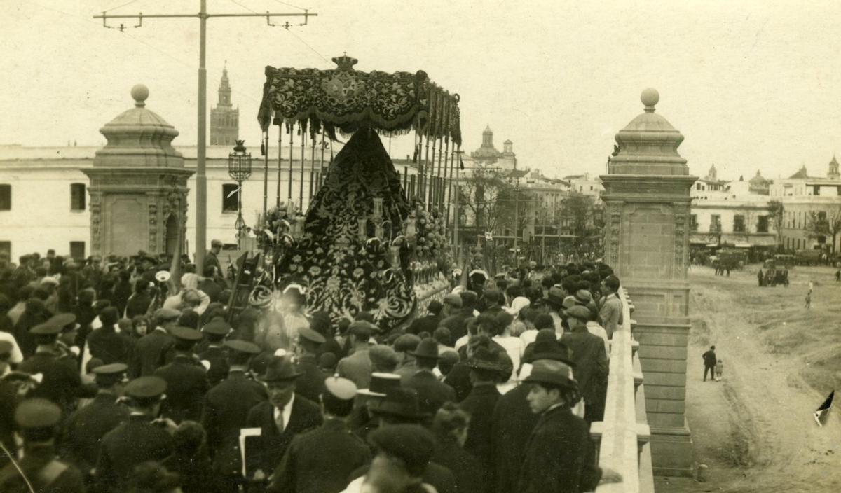 La Banda de Música del Maestro Tejera tras la Virgen del Refugio de San Bernardo en el año 1925.